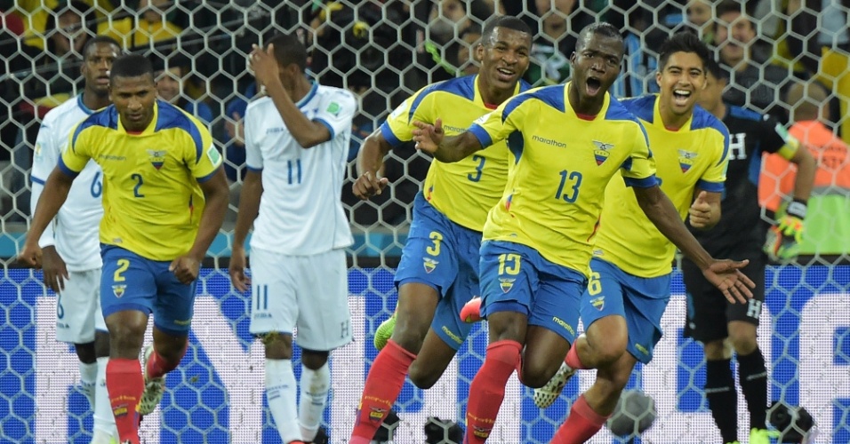 Acompanhado pelos companheiros, atacante Enner Valencia corre para comemorar o gol da virada do Equador