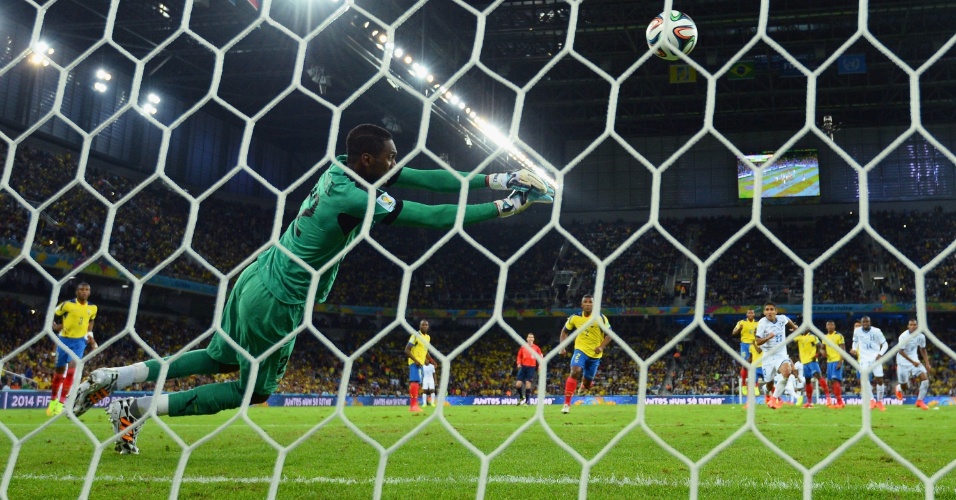 Alexander Dominguez, goleiro da seleção do Equador, faz a defesa após finalização hondurenha