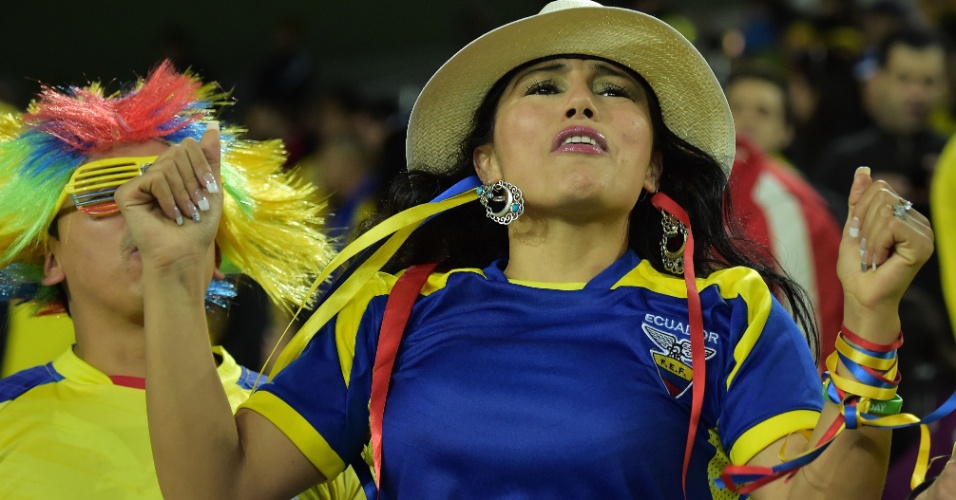 Bela torcedora do Equador fica nervosa já nos primeiros minutos do jogo contra Honduras, na Arena da Baixada