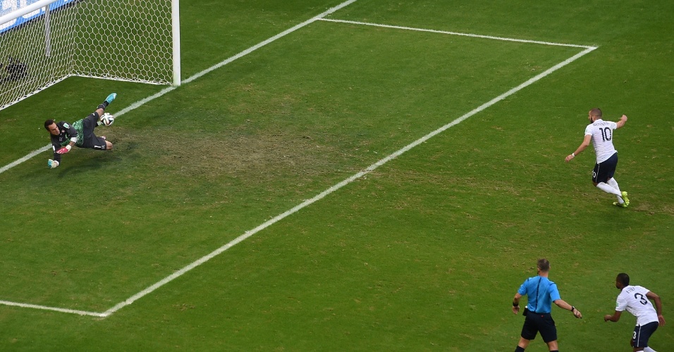 Benzema desperdiça cobrança de pênalti no primeiro tempo do jogo entre Suíça e França