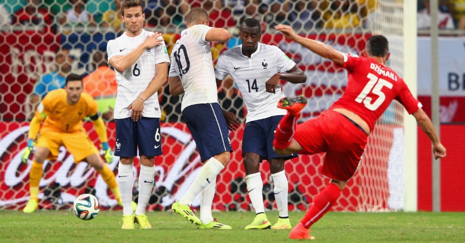 Blerim Dzemaili finaliza e marca o primeiro gol da Suíça contra a França. Os franceses golearam por 5 a 2 na Fonte Nova