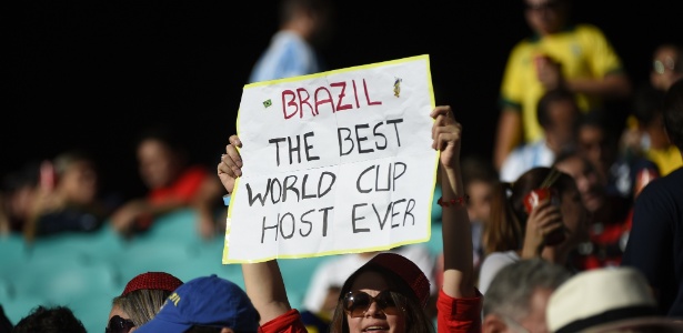 "Brasil, a melhor sede de Copa de todos os tempos", diz cartaz segurado por torcedora na Fonte Nova