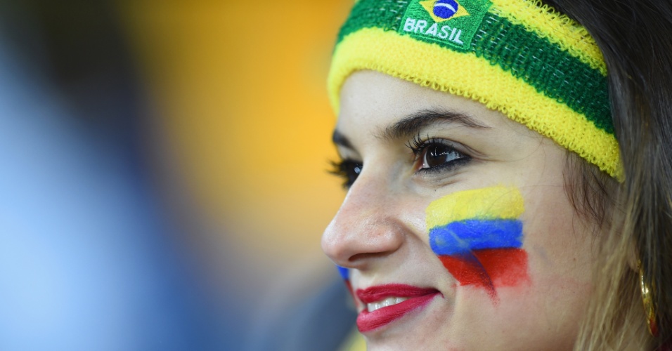 Brasileira demonstra toda sua torcida para o Equador ao pintar as cores da bandeira no rosto durante a partida contra Honduras, na Arena da Baixada