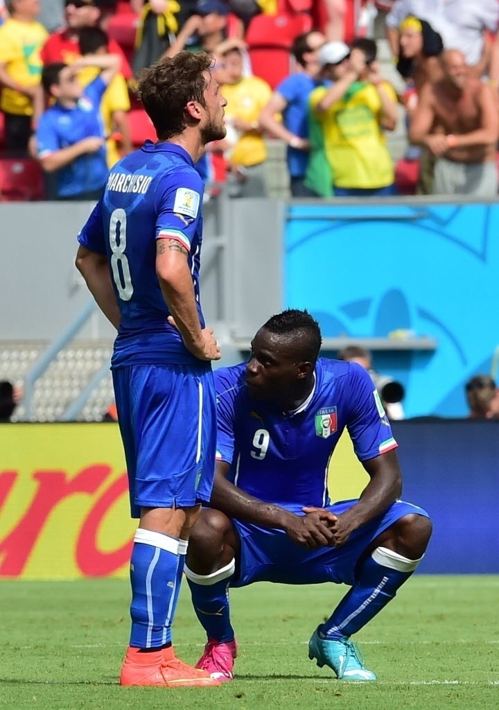 Claudio Marchisio e Balotelli, durante o jogo contra a Costa Rica, que eliminou a Itália da Copa