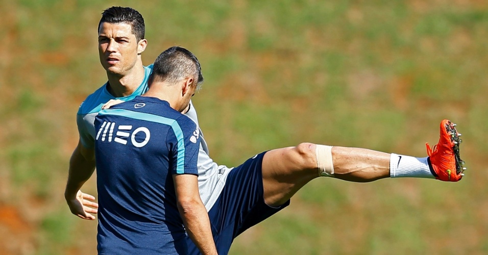 Com proteção no joelho um pouco menor, Cristiano Ronaldo treina em Campinas junto com a seleção portuguesa