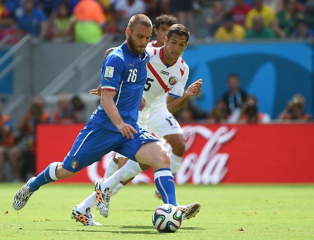 Daniele De Rossi prepara chute enquanto é observado de perto por jogador da Costa Rica