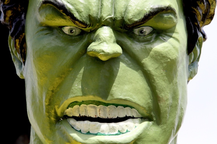 Estátua do Hulk faz sucesso com os torcedores brasileiros em um restaurante próximo à Granja Comary