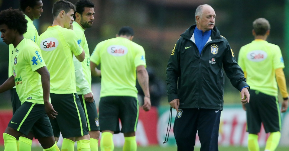 Felipão orienta jogadores do Brasil em treino de cruzamentos em Teresópolis