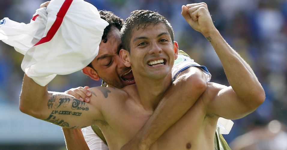 Gamboa comemora a vitória da Costa Rica sobre a Itália e a classificação da equipe para a próxima fase