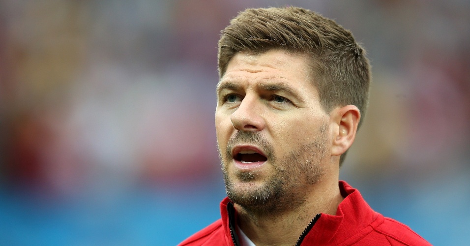 Gerrard durante o hino nacional, na partida contra o Uruguai, que eliminou a Inglaterra da Copa