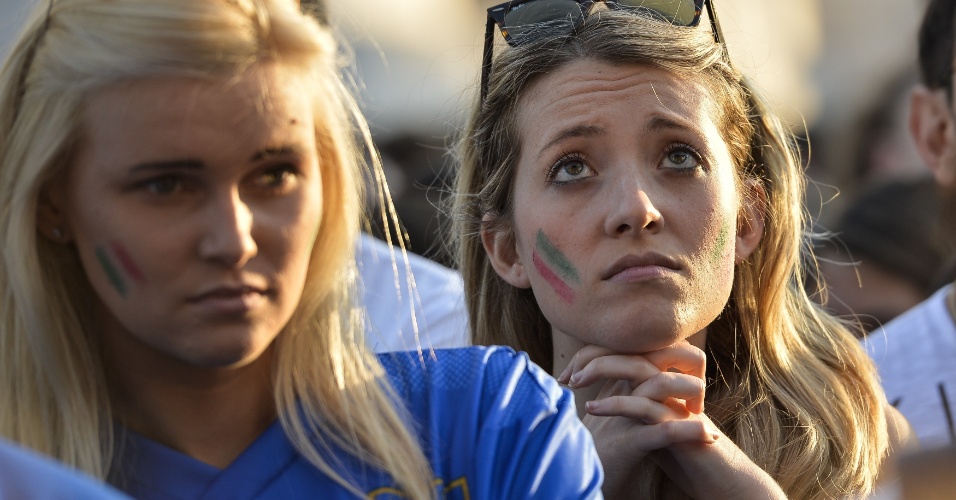 Italianas ficam inconsoláveis enquanto assistem à derrota para a Costa Rica na Piazza Venezia, em Roma