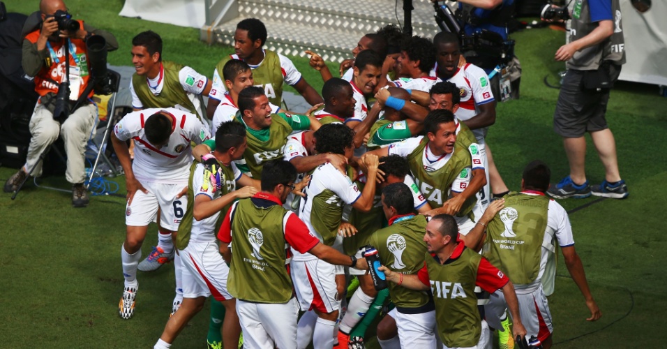 Jogadores da Costa Rica fazem festa após gol de Bryan Ruiz