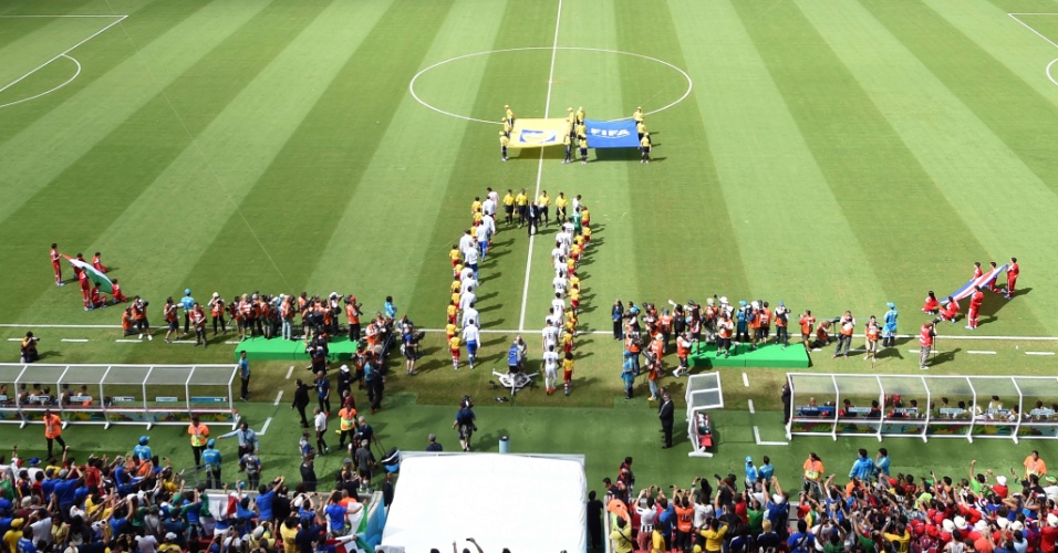 Jogadores de Itália e Costa Rica entram no gramado na Arena Pernambuco