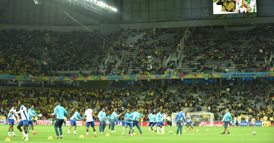 Jogadores hondurenhos fazem aquecimento no campo da Arena da Baixada antes do início da partida contra Equador