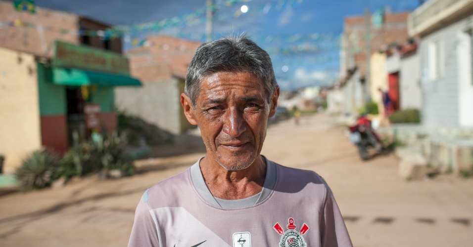 José Paulo Bezerra Maciel, pai do jogador Paulinho, meia da seleção brasileira, em frente da sua casa minutos antes do incio da partida do Brasil contra o México