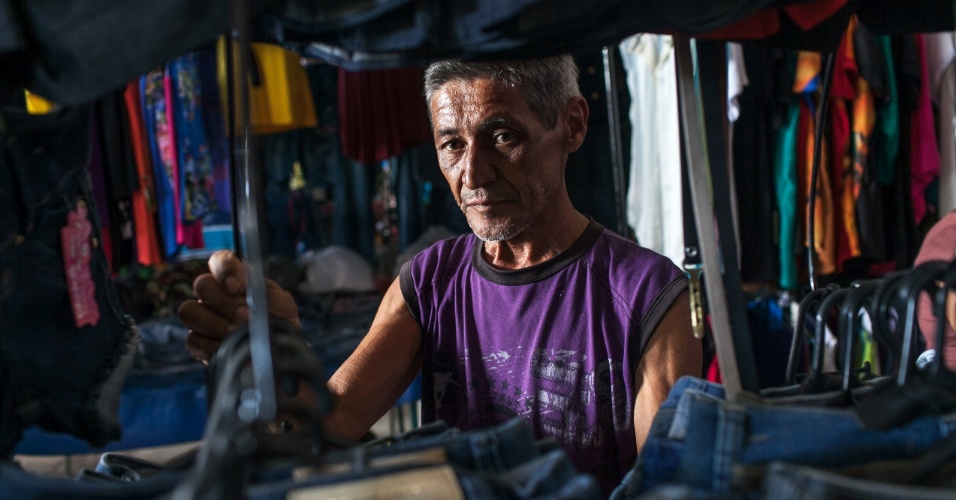 José Paulo Bezerra Maciel, pai do meia da seleção Paulinho, na sua barraca de roupas no Mercado da cidade de Pesqueira, antiga fabrica da Peixe