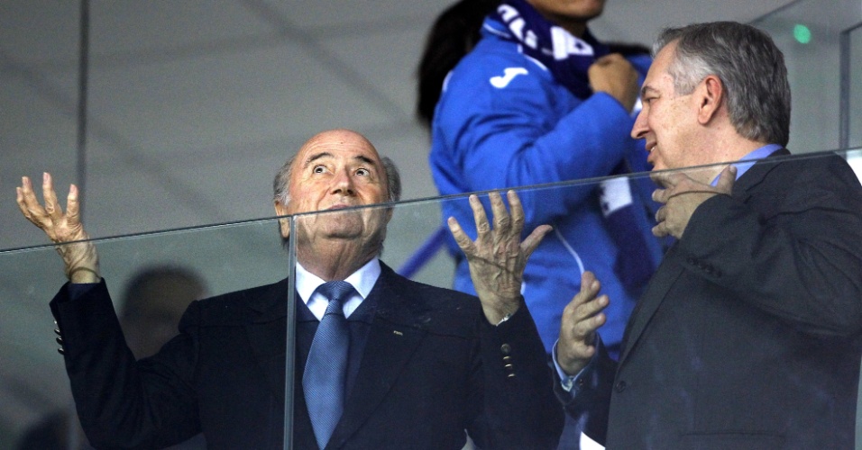Joseph Blatter, presidente da Fifa, gesticula durante a vitória do Equador sobre Honduras, na Arena da Baixada