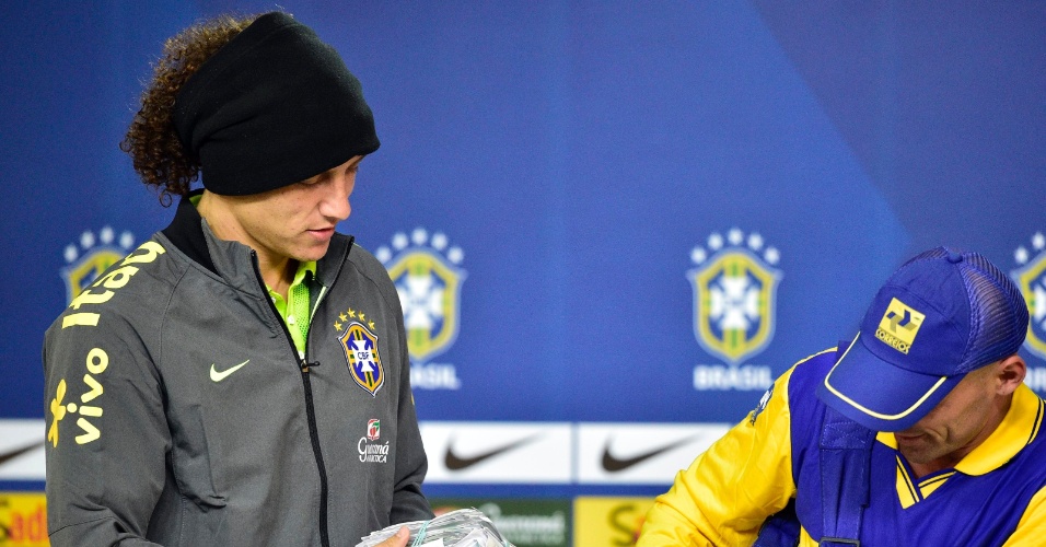 Marcelo e David Luiz recebem seis mil cartas de fãs para os jogadores da seleção brasileira