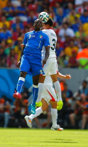 Mario Balotell sobe alto para disputar bola com o zagueiro Giancarlo Gonzalez durante partida entre Itália e Costa Rica
