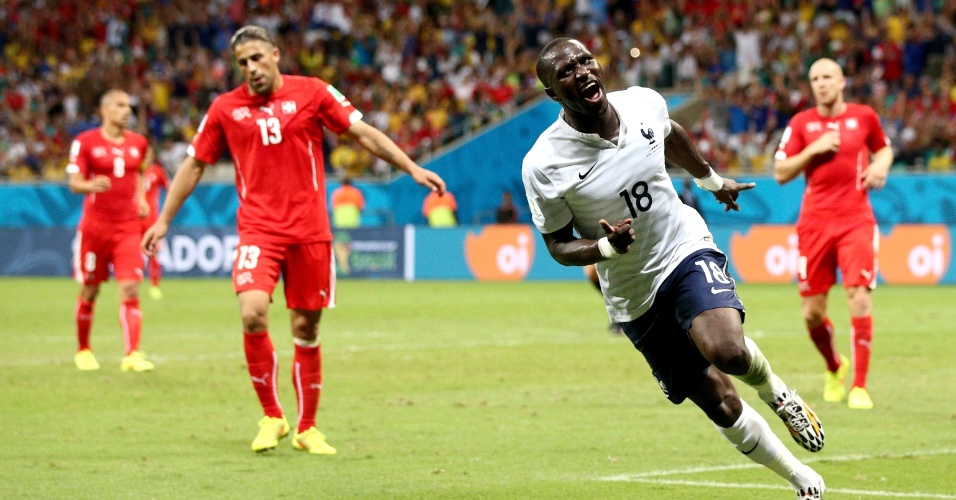 Moussa Sissoko celebra o quinto e último gol francês na vitória por 5 a 2 sobre a Suíça