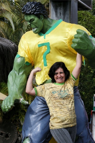Mulher se diverte com estátua do Hulk e posa para foto