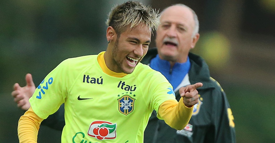 Neymar mostra descontração em treino do Brasil, em Teresópolis 