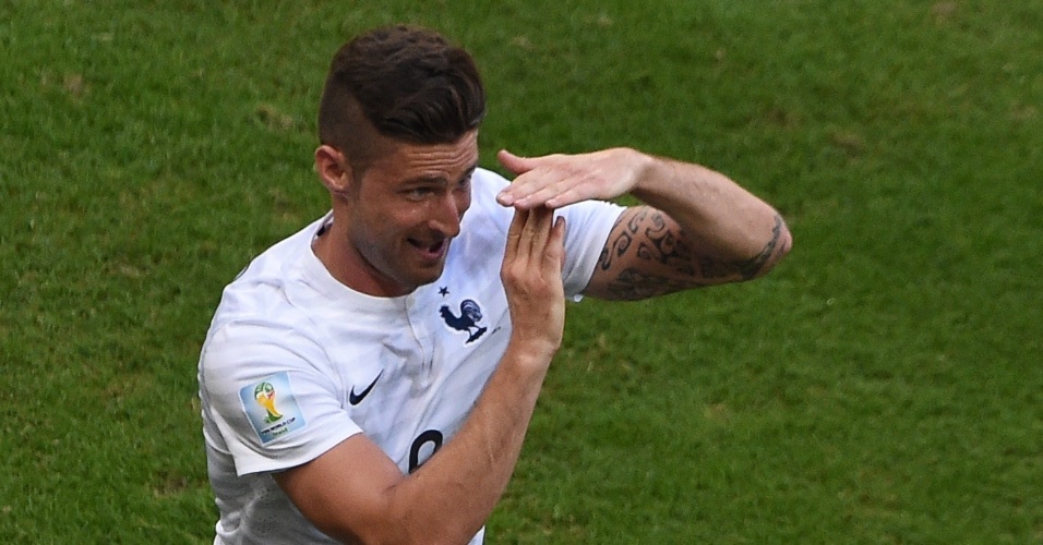 Olivier Giroud comemora a primeiro gol da França na goleada por 5 a 2 contra Suíça