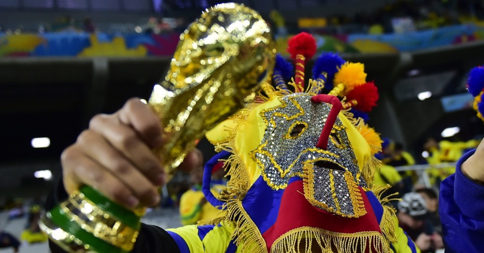 Réplica da taça da Copa do Mundo é exibida por mascarado equatoriano