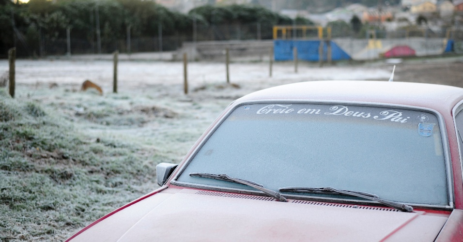 Carros amanheceram cobertos de gelo em São Joaquim, após a madrugada mais fria do ano