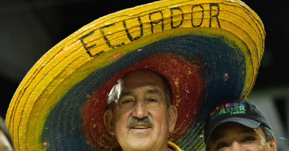 Torcedor equatoriano com enorme chapéu posa para foto antes do início da partida