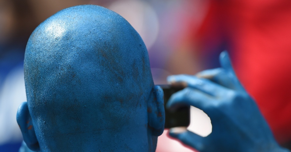 Torcedor pintou a cabeça de azul para acompanhar a partida entre Itália e Costa Rica