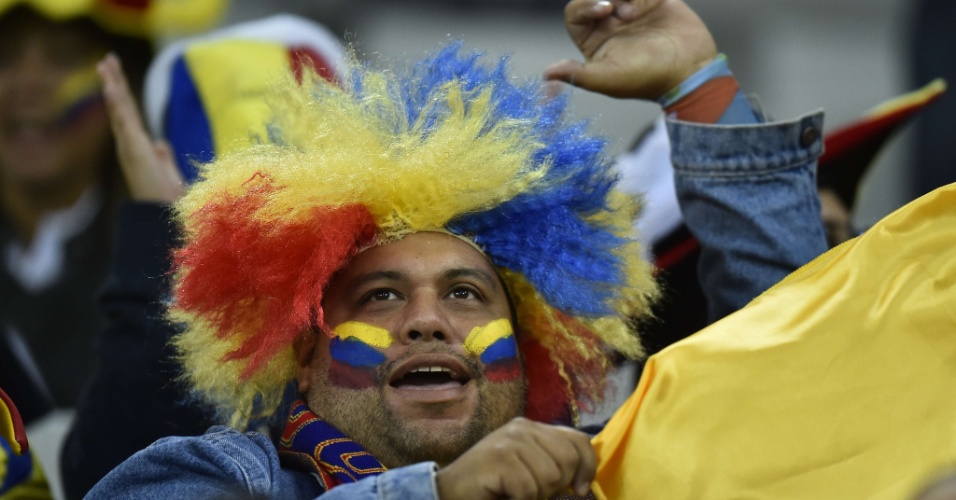 Torcedor usa peruca nas cores do Equador, que encara a seleção de Honduras na Arena da Baixada