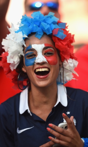 Torcedora francesa comemora goleada em cima da Suíça na Fonte Nova