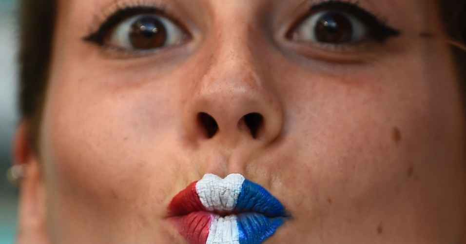 Torcedora francesa manda beijo colorido durante jogo contra a Suíça na Fonte Nova