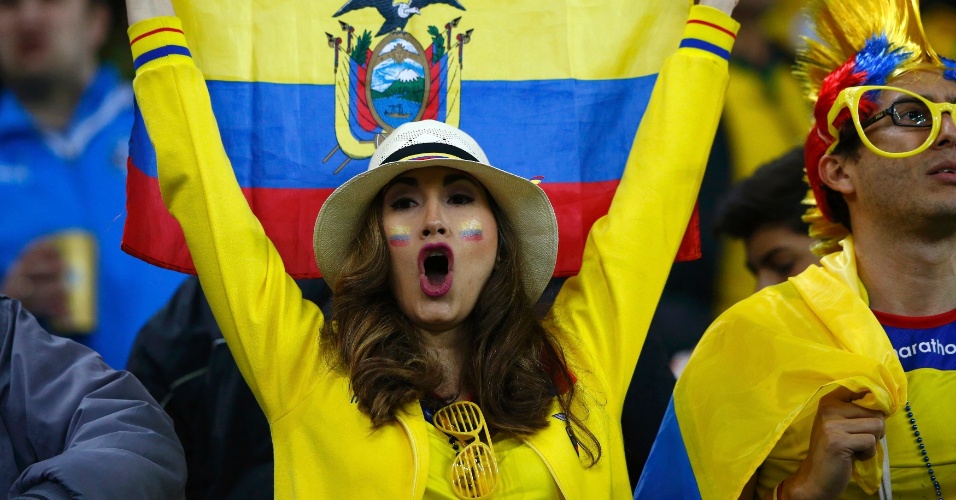 Torcedora leva a bandeira do Equador para a Arena da Baixada