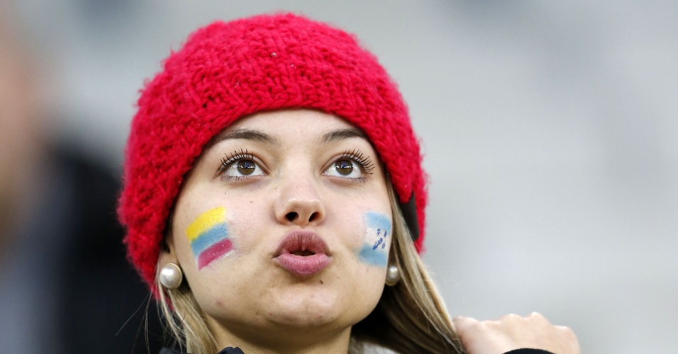 Torcedora neutra pinta a cara com as bandeiras de Equador e Honduras