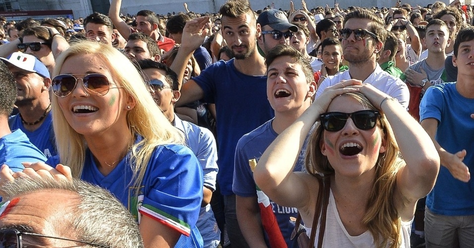 Torcedoras fazem cara de surpresa acompanhando a Itália enfrentar a Costa Rica na Piazza Venezia, em Roma