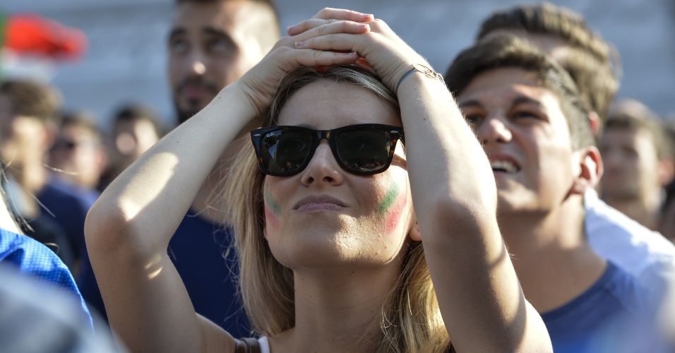 Torcedoras italianas sofrem ao torcer contra a Costa Rica em meio a uma multidão na Piazza Venezia, em Roma