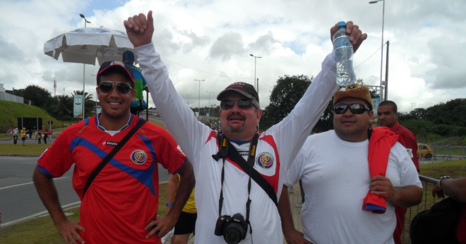Torcedores da Costa Rica chegam animados à Arena Pernambuco para a partida contra a Itália