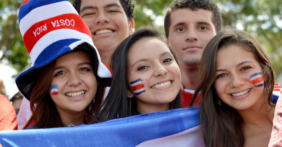 Torcedores da Costa Rica comemoram em San Jose vitória em cima da Itália e classificação para as oitavas de final