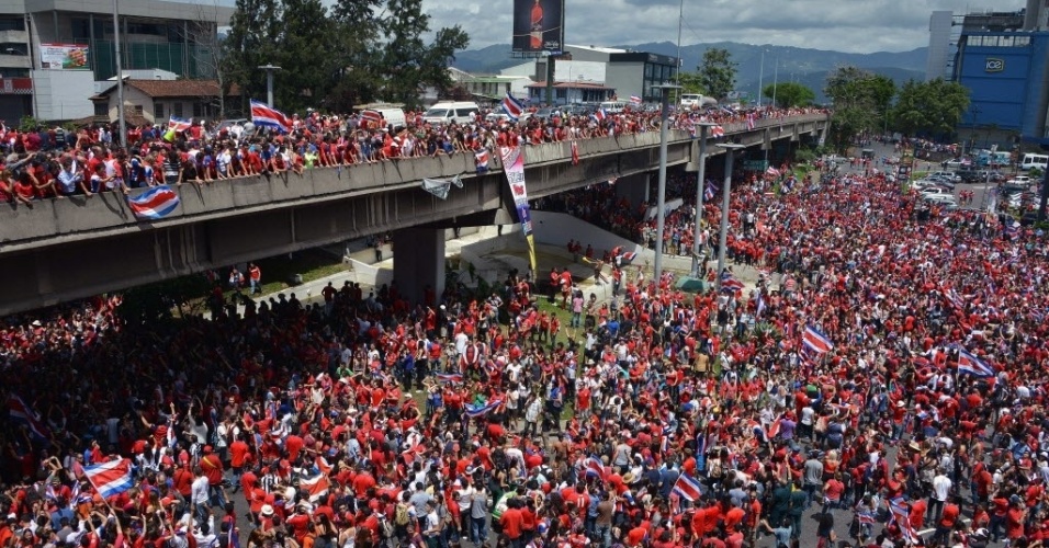 Torcedores da Costa Rica lotam as ruas de San José, capital do país, após vitória sobre a Itália