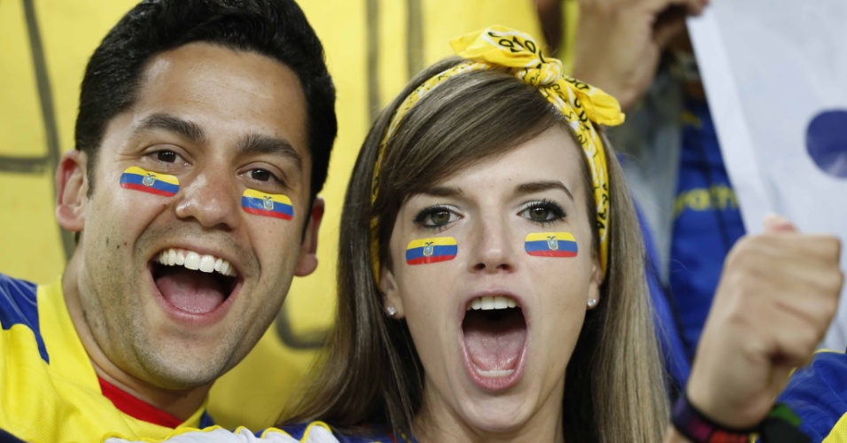 Torcedores da seleção equatoriana fazem a festa antes do jogo contra Honduras, na Arena da Baixada