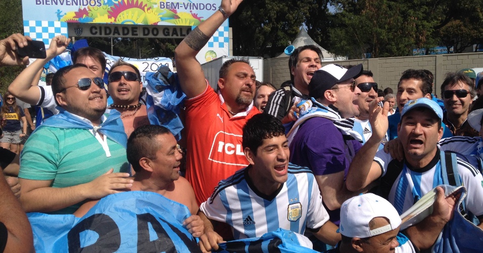 Torcida argentina agita a entrada da Cidade do Galo, onde a seleção treina em Belo Horizonte