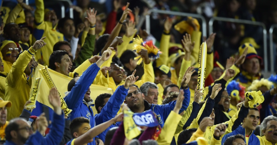 Torcida equatoriana solta o grito ainda antes da entrada das seleções dentro do campo da Arena da Baixada