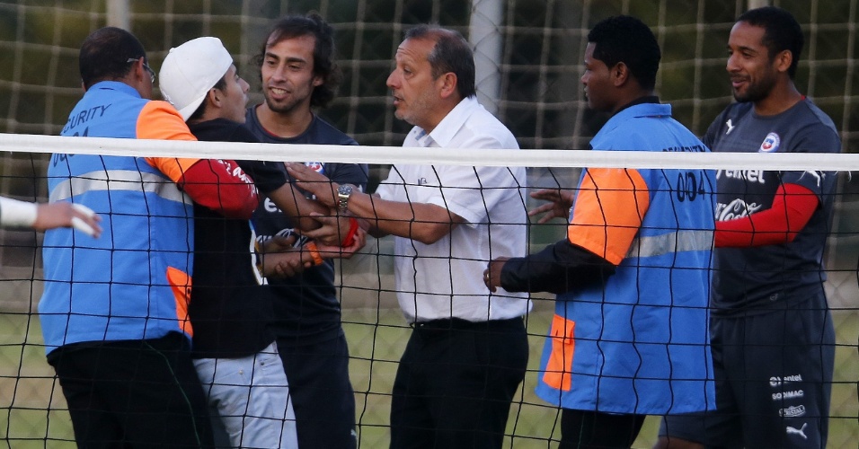 Valdivia se aproxima de torcedor após invasão ao treinamento do Chile, em Belo Horizonte