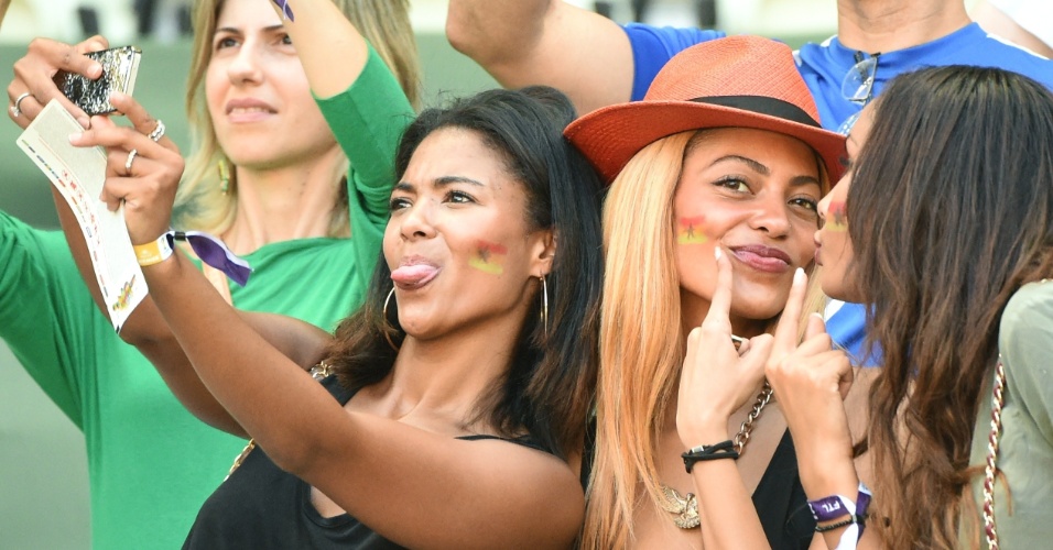 21.06.2014 - Torcedoras de Gana tiram selfie durante o jogo contra a Alemanha