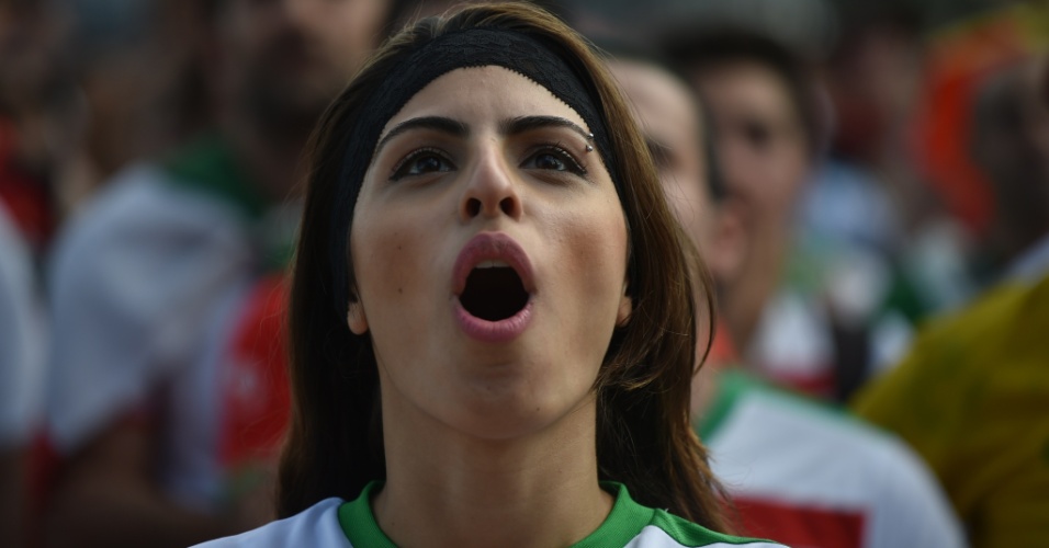 A torcedora do Irã ficou muito nervosa enquanto sua seleção tentava segurar o empate diante da Argentina