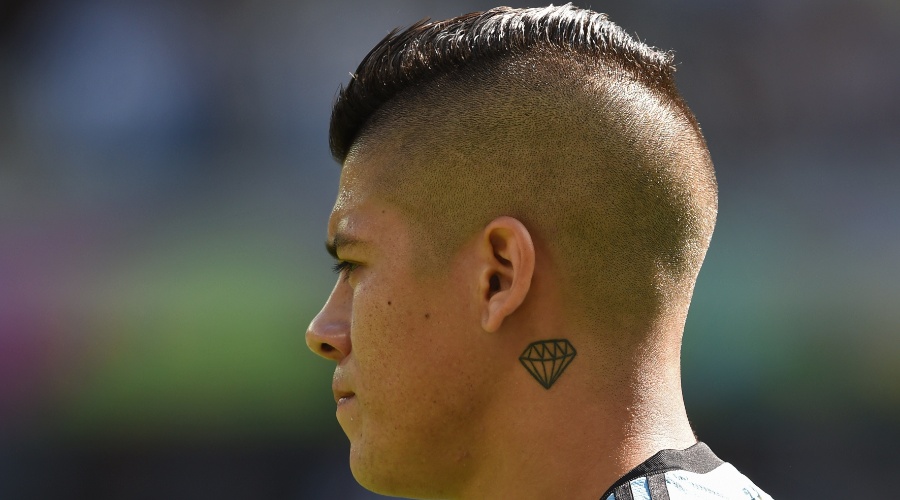 Aguero tem uma tatuagem de um diamante em seu pescoço, como mostrou na vitória  da Argentina contra o Irã