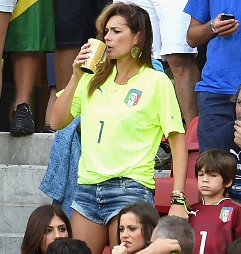 Alena Seredova, a mulher do goleiro Gianluigi Buffon, viu da arquibancada a derrota do time para a Costa Rica