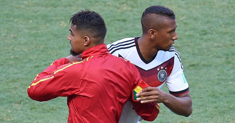 21.jun.2014 - Antes da partida, Jerome Boateng, que defende a Alemanha, cumprimenta o irmão Kevin-Prince Boateng, que joga pela seleção de Gana